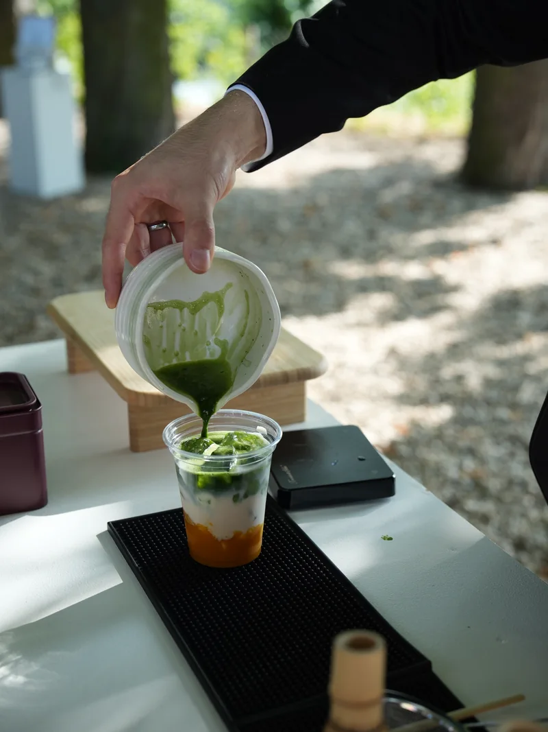 Die Bar-Station mit Chasen und frisch aufgeschlagenem Matcha