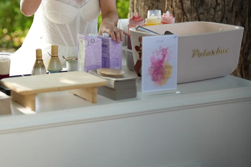 Die Femio Bar mit Chasen, Kühlbox und Aquarell-Menükarte