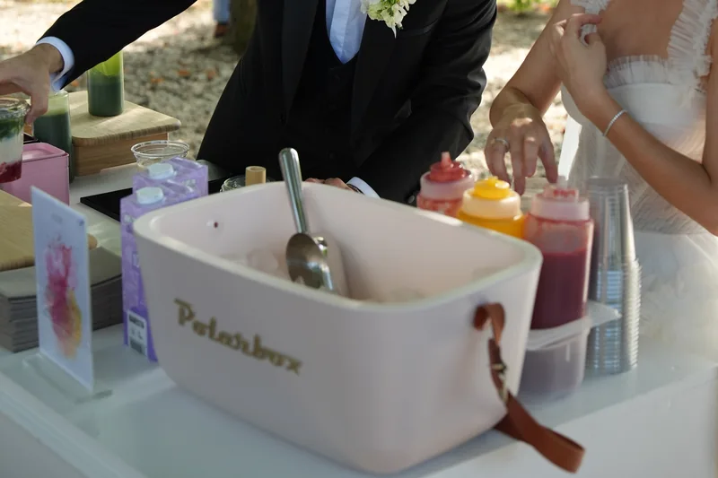 Kühlbox und Fruchtsirups auf der Femio Bar