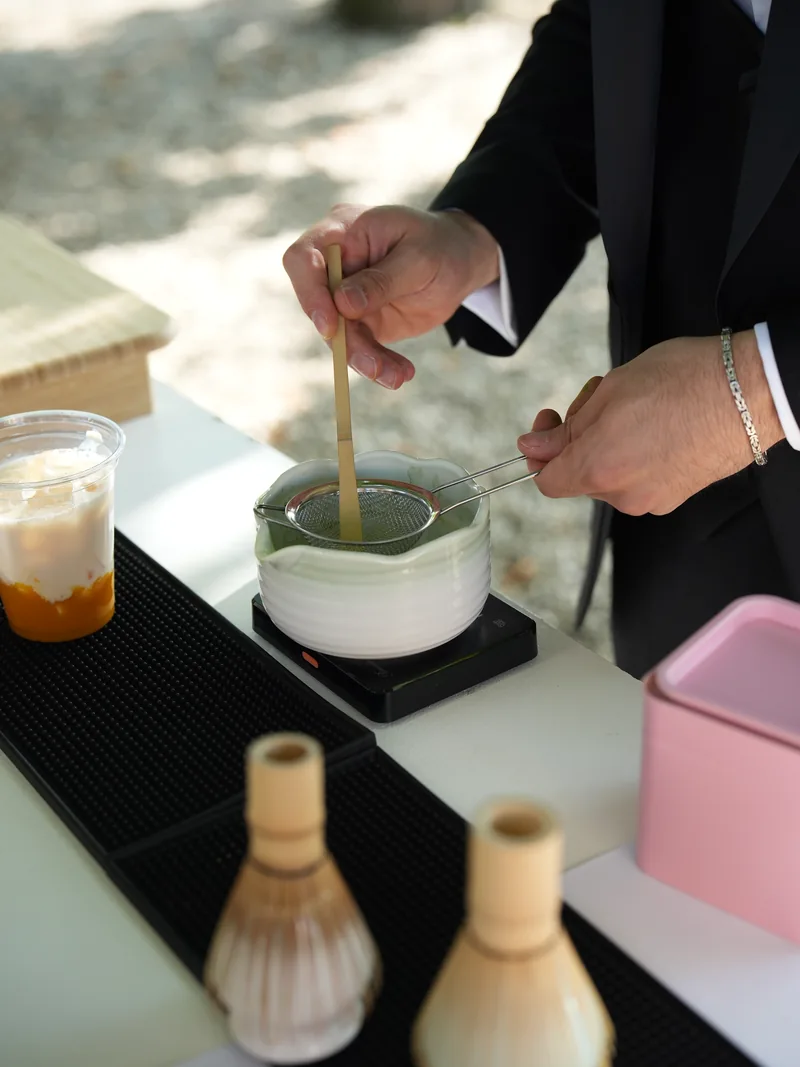Chasen und Matcha-Sieb an der Bar-Station