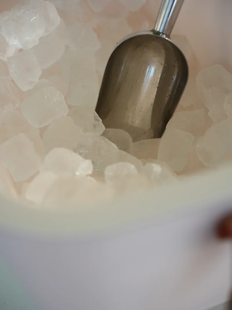 Frisches Eis wird für den nächsten Drink portioniert