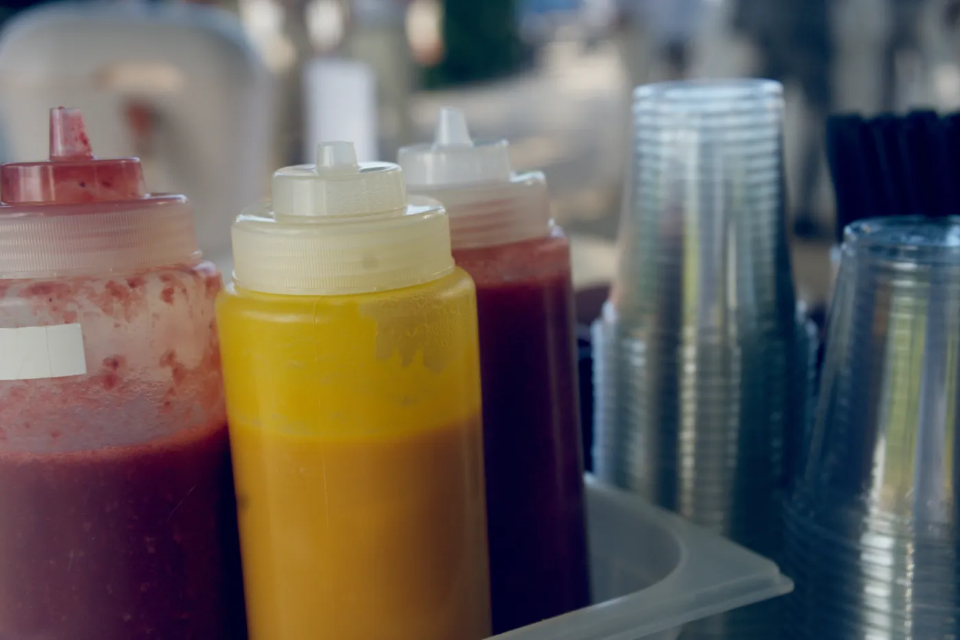 Bunte Fruchtsirups an der Femio Bar für frisch gemixte Matcha Drinks