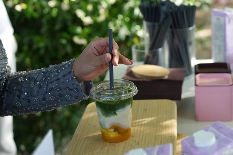 Ein Gast am Tresen mit frisch zubereitetem Drink