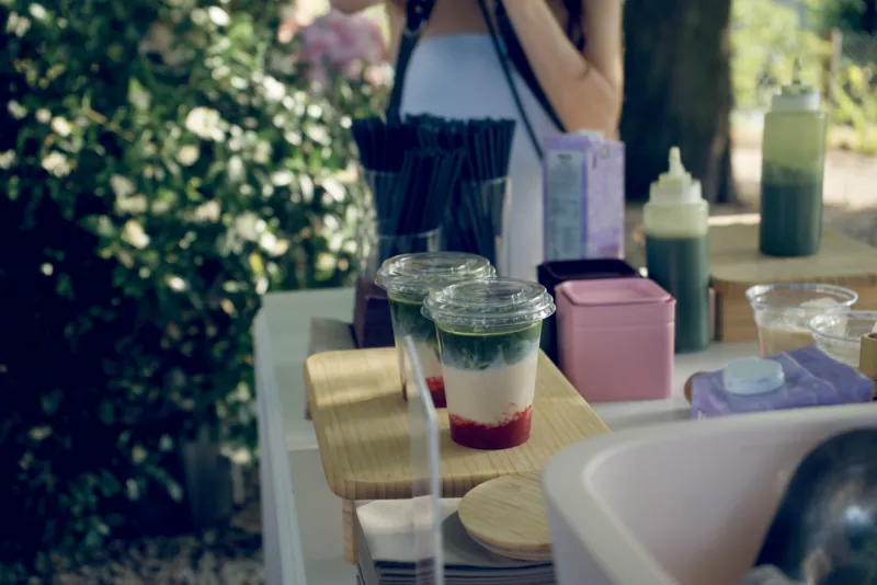 Geschichteter Iced Matcha Drink