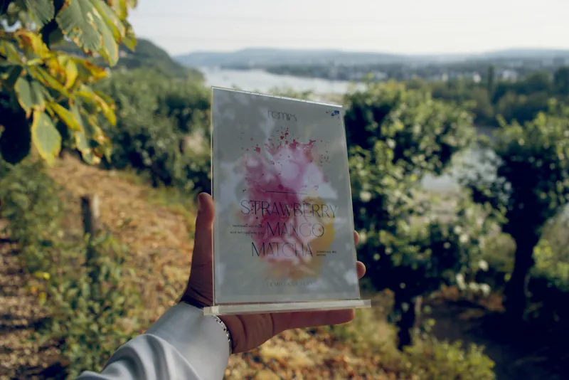 Aquarell-Menükarte vor Weinbergpanorama