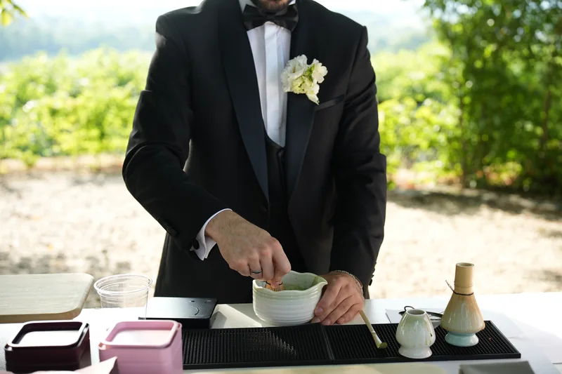 Matcha wird an der Bar traditionell im Chawan aufgeschlagen