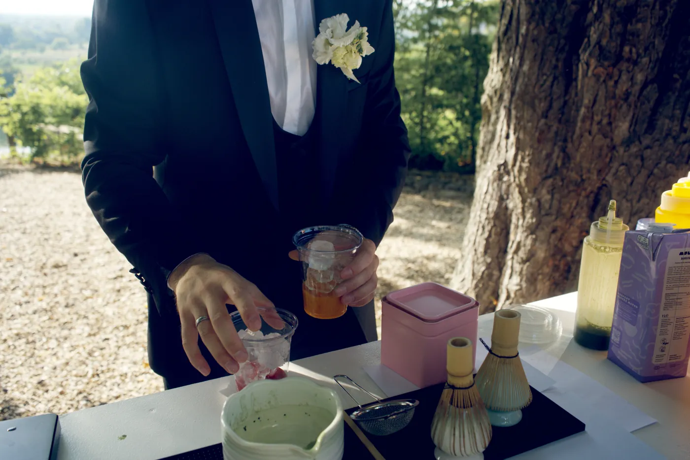 Matcha wird an der Femio Bar mit dem Chasen aufgeschlagen