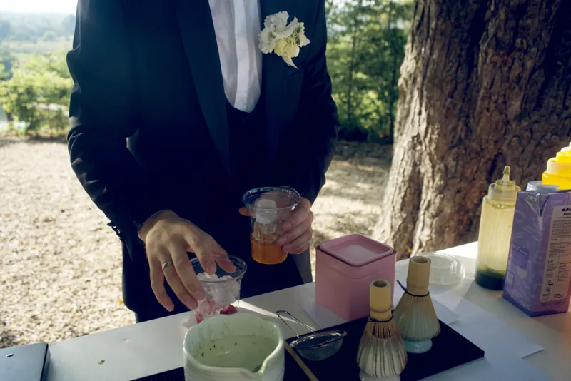 Matcha wird mit dem Bambusbesen frisch aufgeschlagen