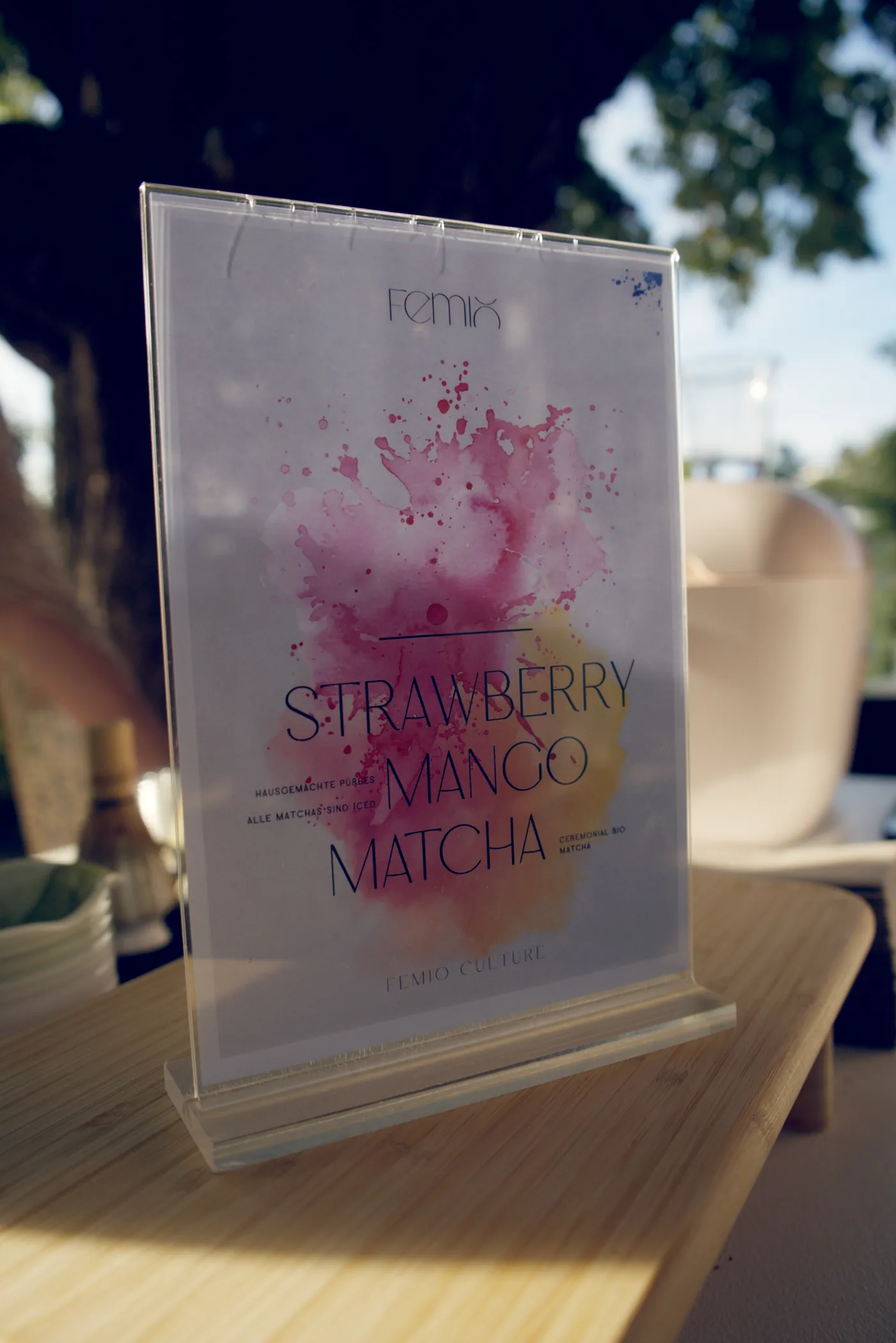 Femio Menükarte mit Strawberry Mango Matcha im Acrylhalter auf der Bar