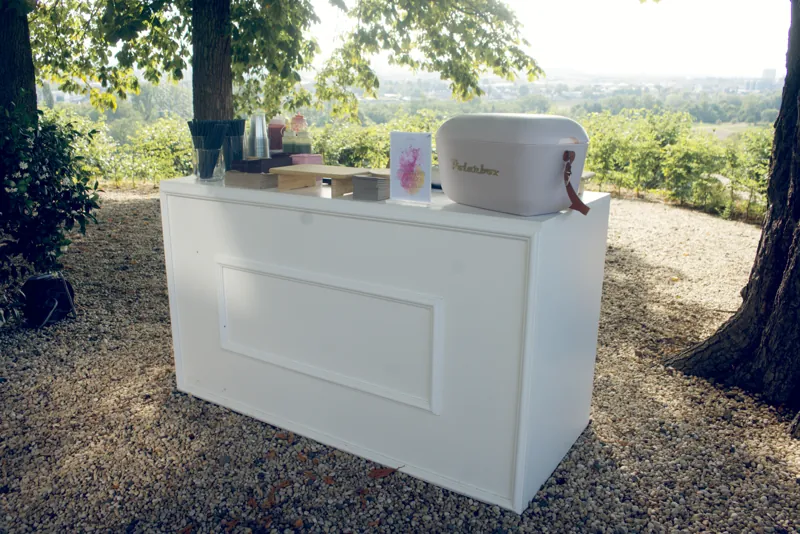 Die mobile Femio Bar unter Bäumen mit Weinbergpanorama
