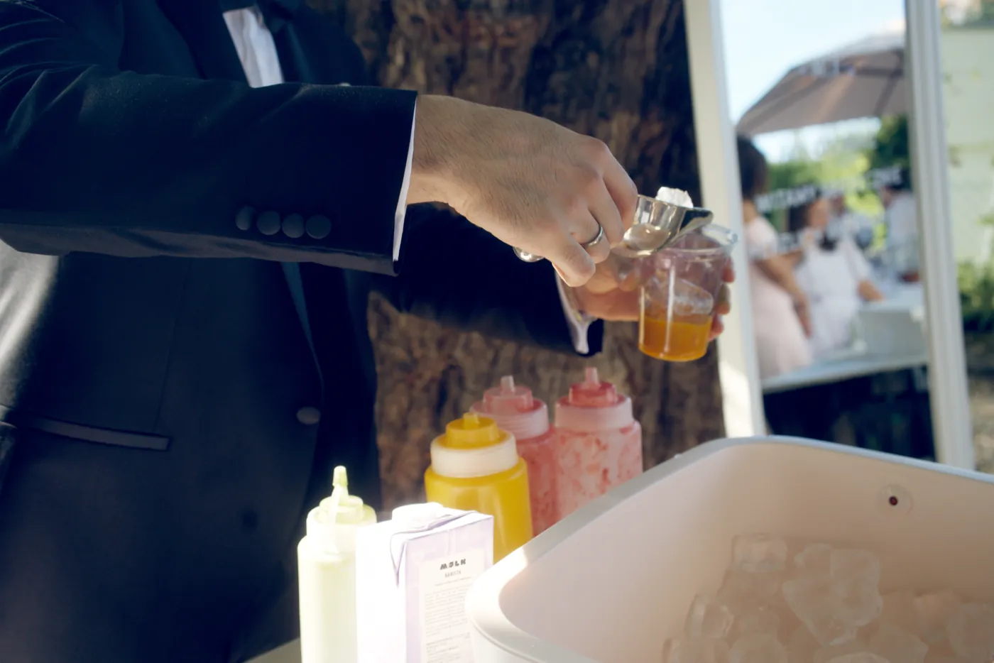 Sirup wird an der Femio Bar über frisches Eis gegossen